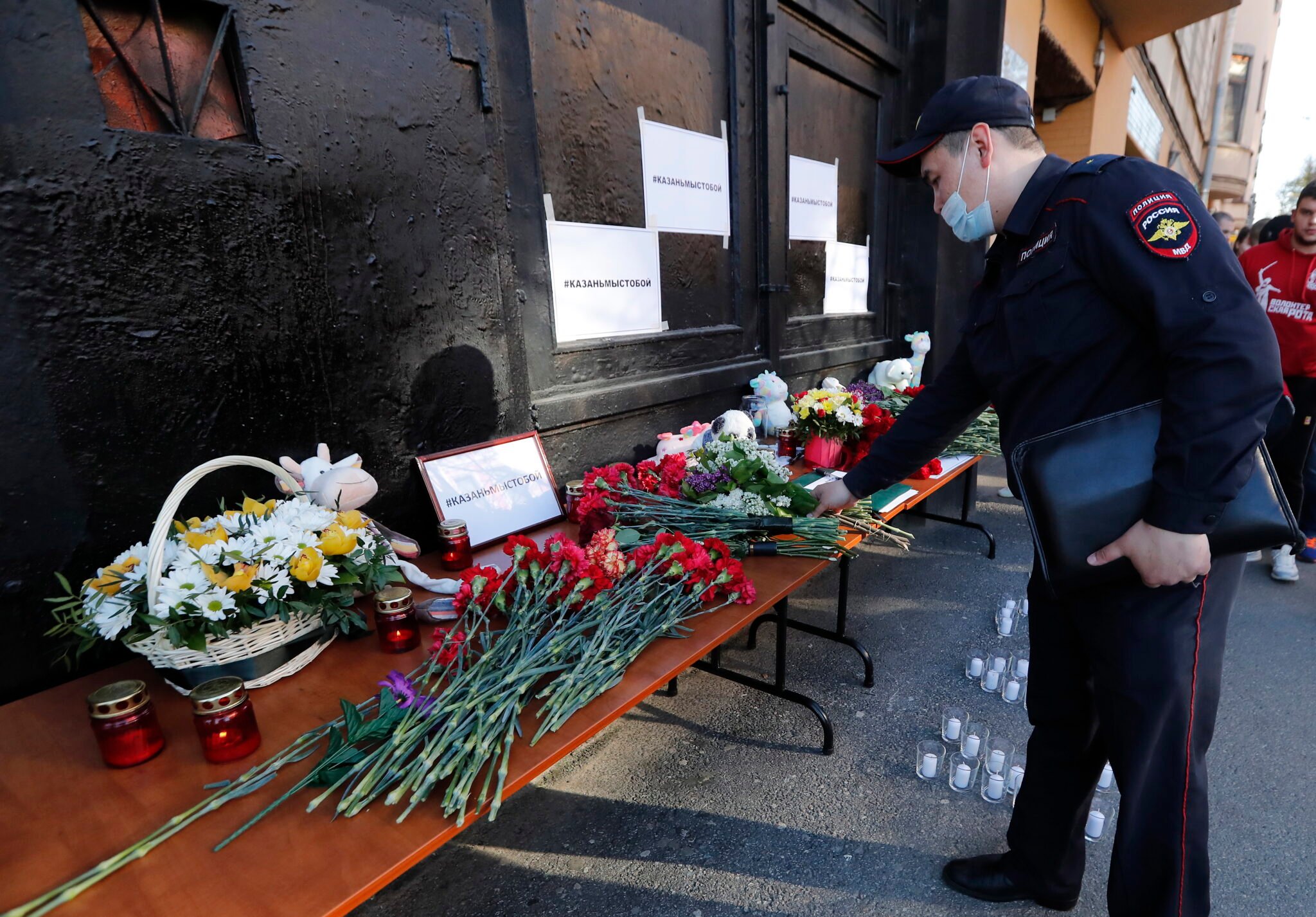 W strzelaninie w szkole w Kazaniu zginęło 7. dzieci i 2. nauczycieli. Rosja pogrążona w smutku. fot.  EPA/ANATOLY MALTSEV 