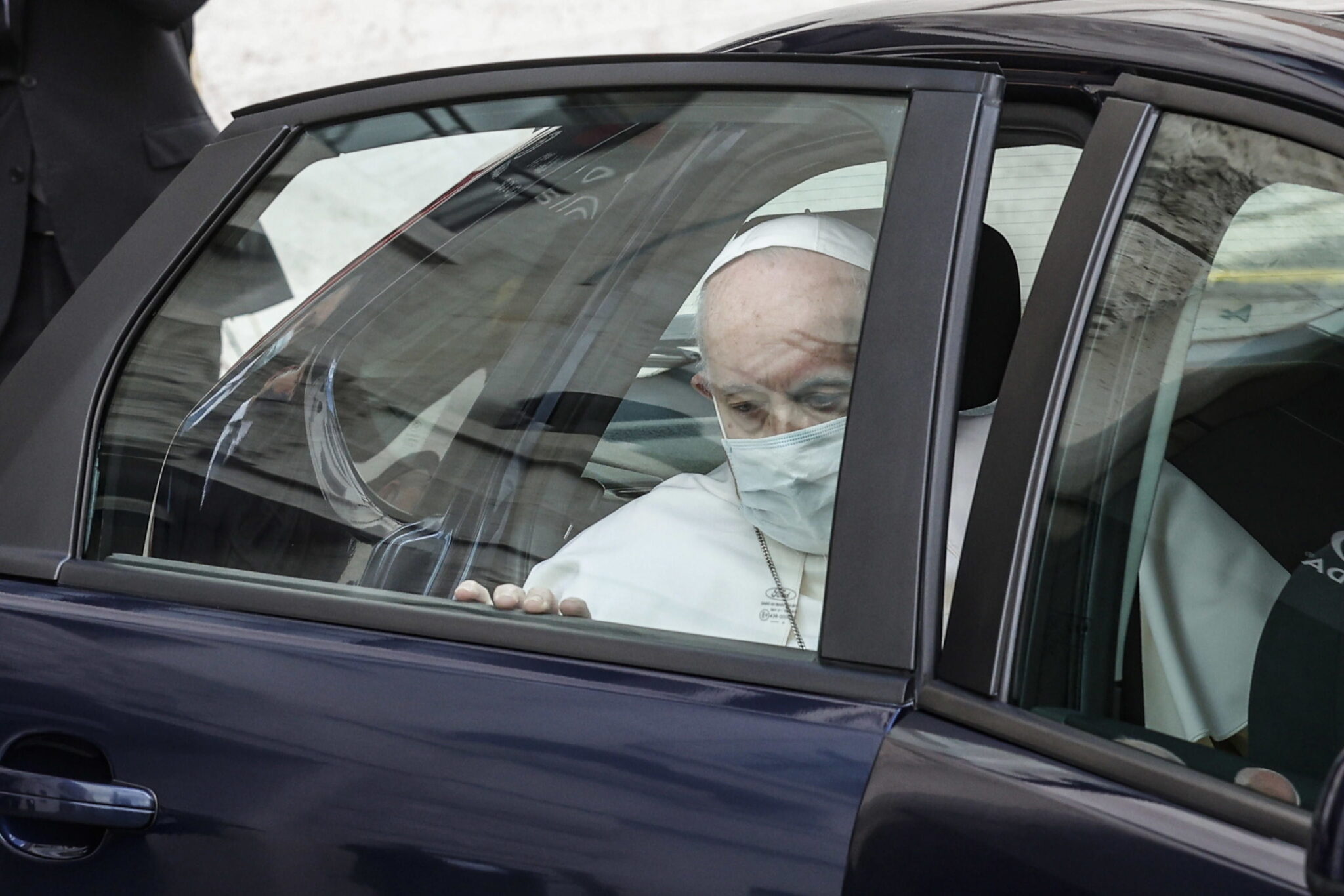 Papież Franciszek pojawił się dzisiaj w maseczce na placu. św. Piotra w Watykanie. fot EPA/GIUSEPPE LAMI 