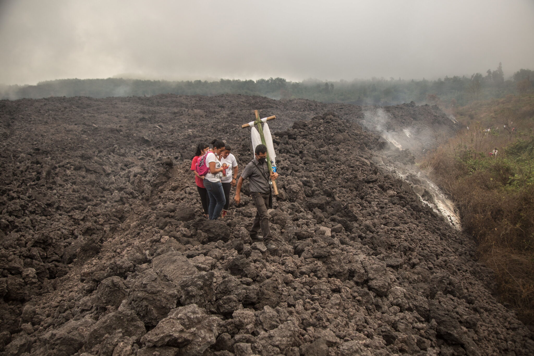 Droga krzyżowa na zboczach wulkanu w Gwatemali. Główną intencją modlitewnego maratonu jest to, by wulkan Pacaya przestał być aktywny i aby jego lawa nie zagrażała mieszkańcom wiosek w Gwatemali.  fot. EPA/Esteban Biba 