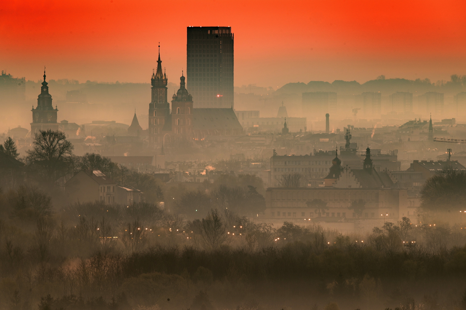 Wschód słońca nad Krakowem fot. PAP/Łukasz Gągulski