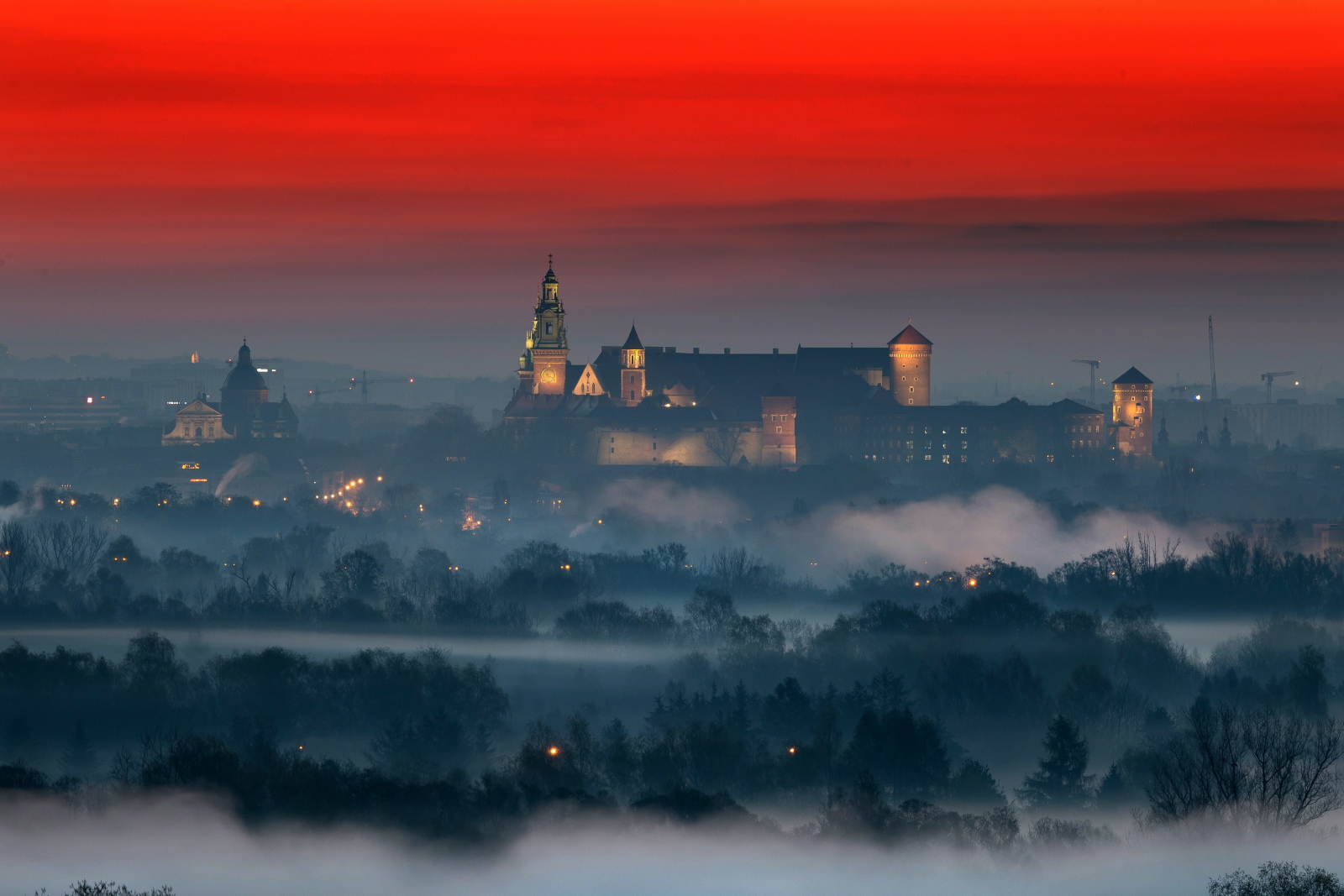 Wschód słońca nad Krakowem fot. PAP/Łukasz Gągulski