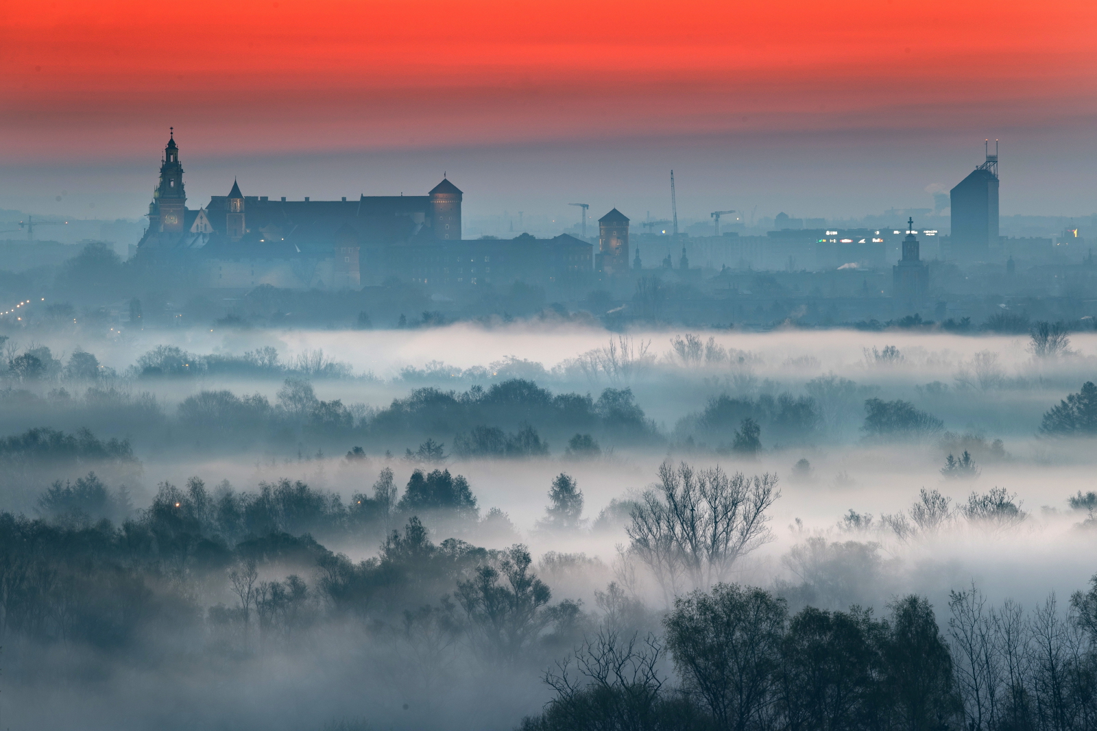 Wschód słońca nad Krakowem fot. PAP/Łukasz Gągulski