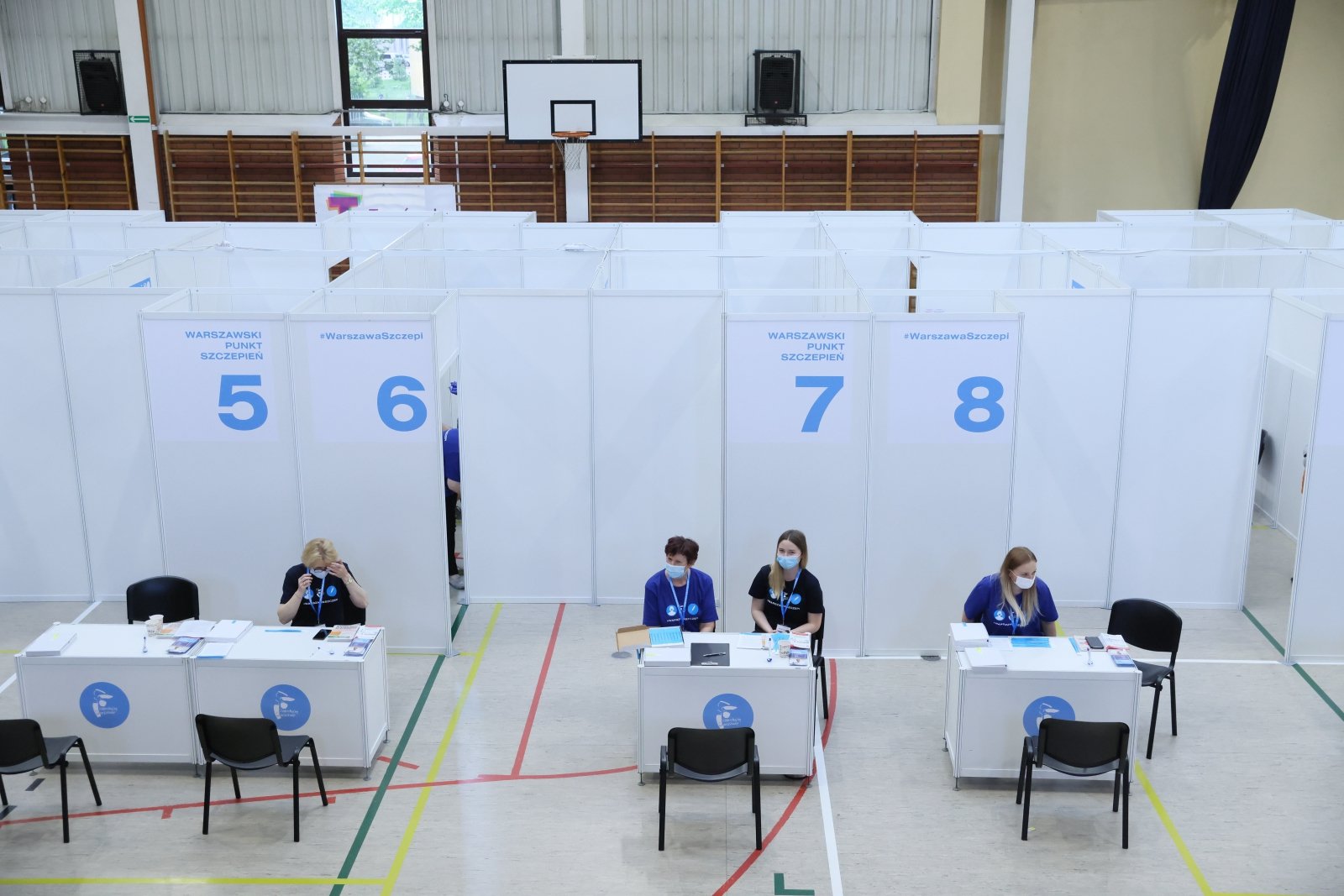 Punkt szczepień w hali sportowej Ośrodka Sportu i Rekreacji na Targówku w Warszawie. Fot. PAP/Leszek Szymański