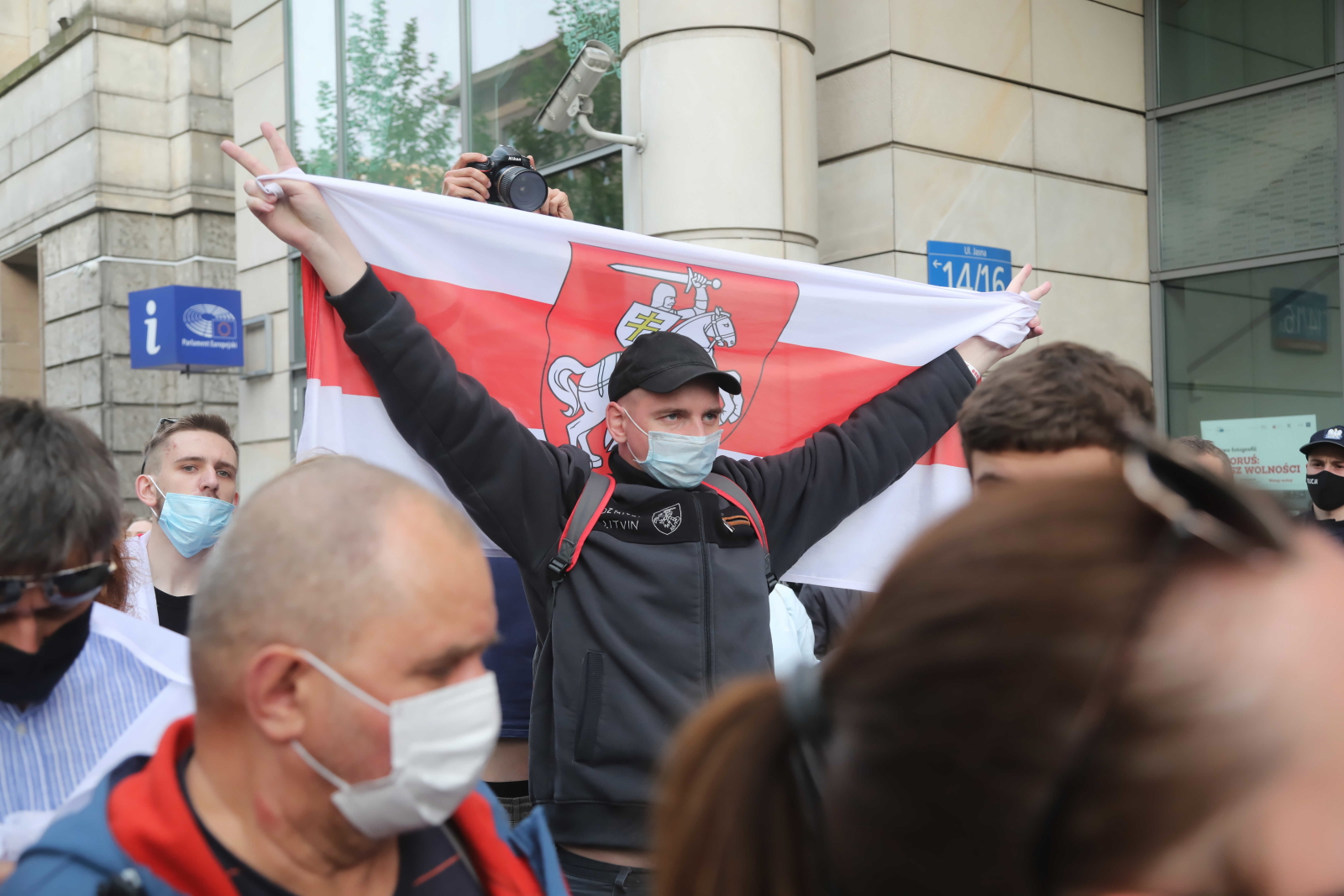 Uczestnicy warszawskiej pikiety solidarności z Ramanem Pratasiewiczem. Fot. PAP/Wojciech Olkuśnik