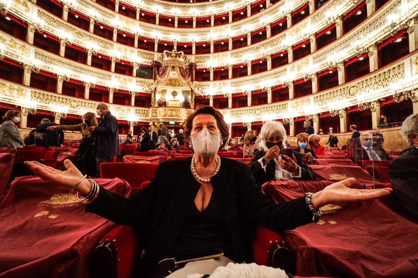 Opera „La Traviata” Giuseppe Verdiego w Neapolu, Włochy. Fot. EPA / CESARE ABBATE