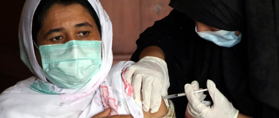Szczepienia w Pakistanie fot. EPA/SOHAIL SHAHZAD
