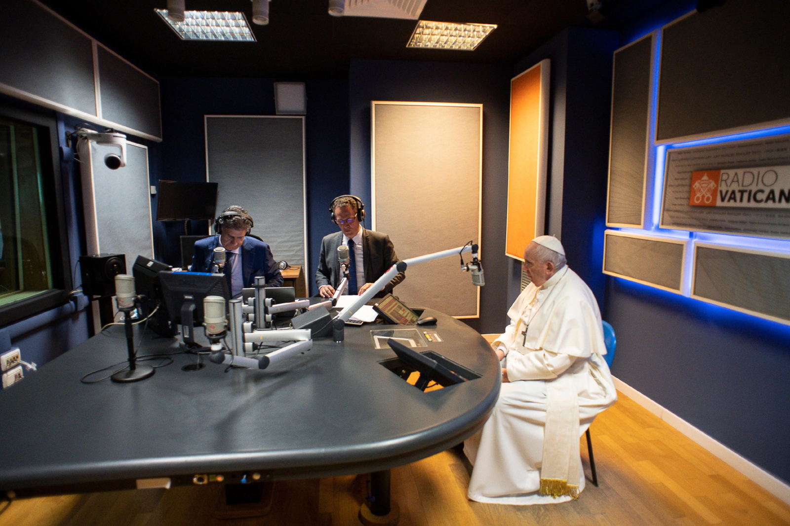 Papież odwiedził dziś m.in. Radio Watykańskie. Fot. ANSA//VATICAN MEDIA