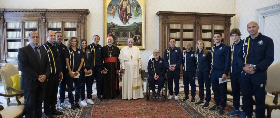 Papież Franciszek ze sportowcami fot. EPA/VATICAN MEDIA