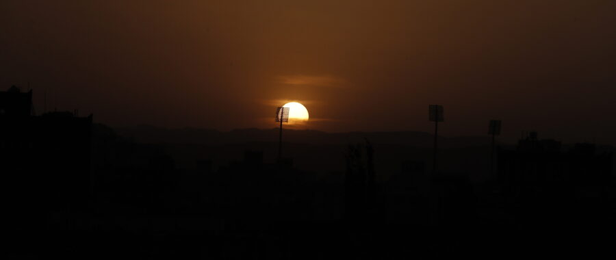 Zachód słońca w Jemenie fot. EPA/YAHYA ARHAB