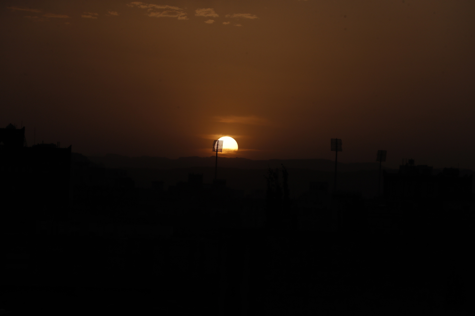 Zachód słońca w Jemenie fot. EPA/YAHYA ARHAB 
