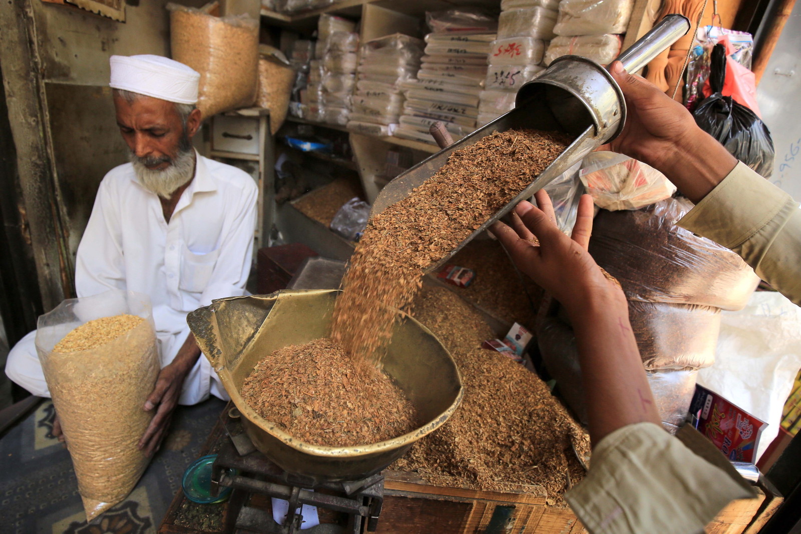 Pakistan: handel tytoniem kwitnie fot. EPA/ARSHAD ARBAB