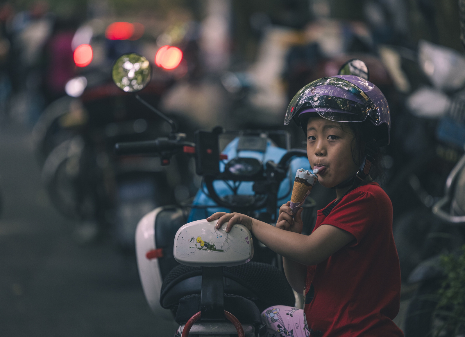 Codzienność na chińskich ulicach Fot. PAP/EPA/Alex Plavevski
