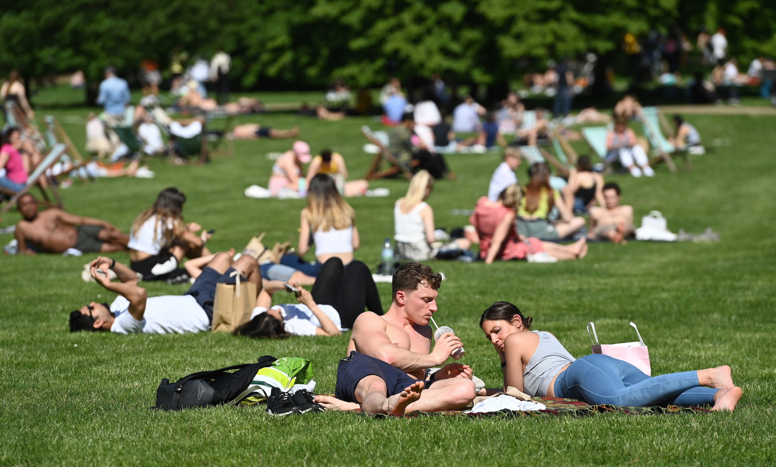 Brytyjczycy odpoczywają na londyńskich terenach zielonych Fot. PAP/EPA/ANDY RAIN