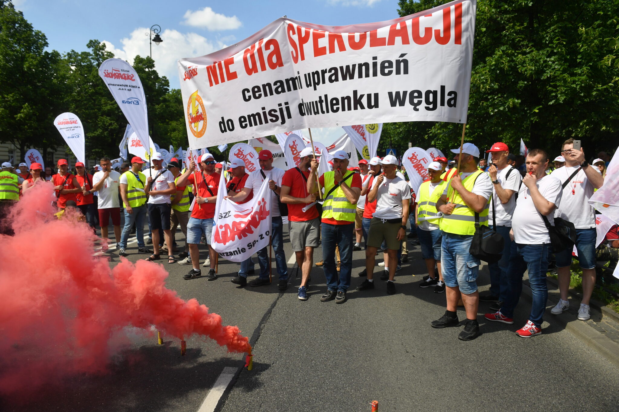 Warszawa.Uczestnicy demonstracji, zorganizowanej przez Krajowy Sekretariat Górnictwa i Energetyki NSZZ „Solidarność” przed KPRM w Warszawie. Związki zawodowe działające w branży energetyczno-górniczej oraz w grupach kapitałowych PGE, Tauron, Enea i Energa, 11 maja powołały Ogólnopolski Komitet Protestacyjno-Strajkowy. Protestujący domagają się m.in. gwarancji pracowniczych w procesie transformacji energetyki. fot, PAP/Radek Pietruszka