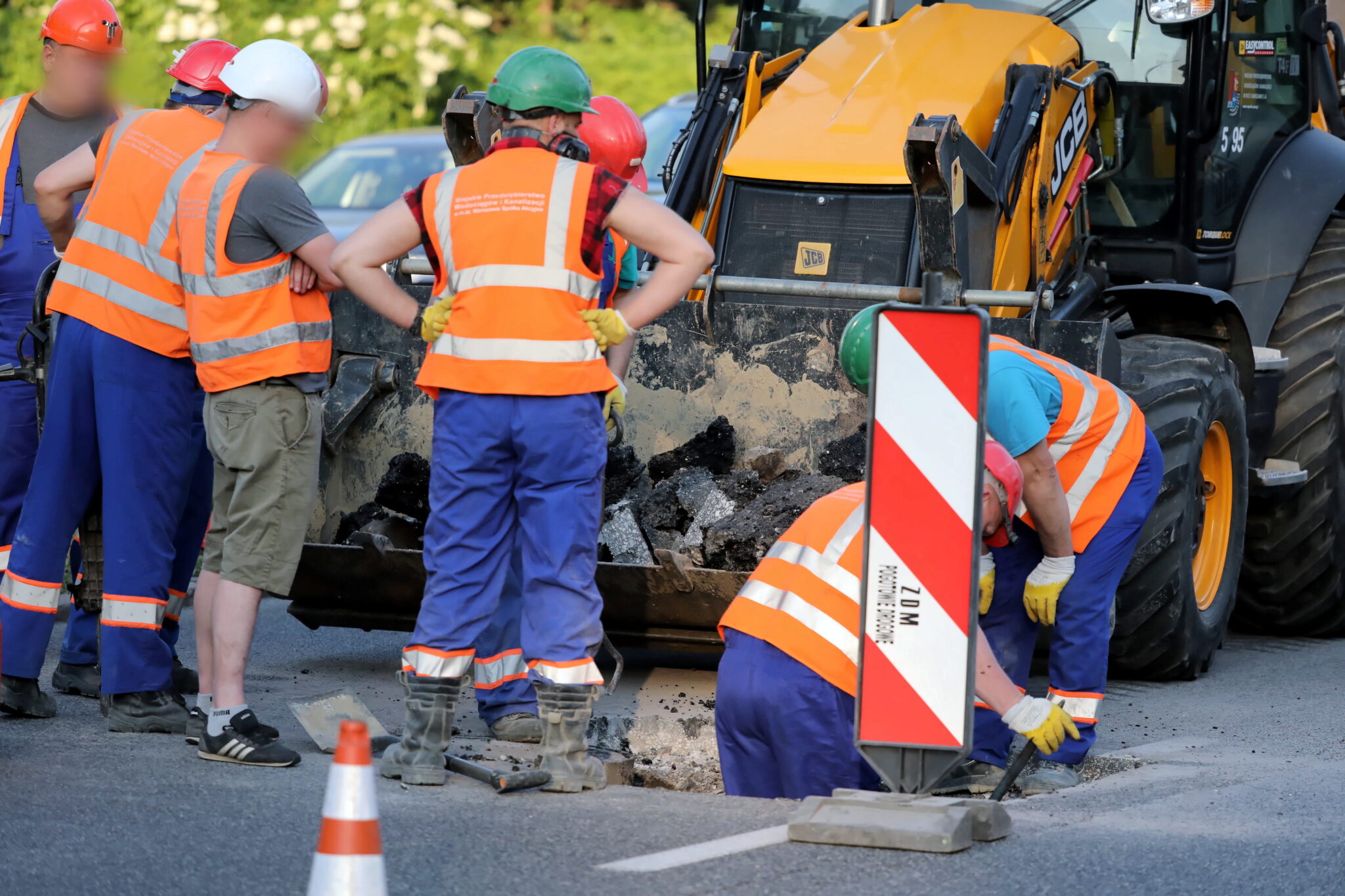 Pracownicy MPWiK na miejscu zapadnięcia się asfaltu jednej z jezdni Wisłostrady na wysokości Cytadeli w Warszawie. fot. PAP/Tomasz Gzell