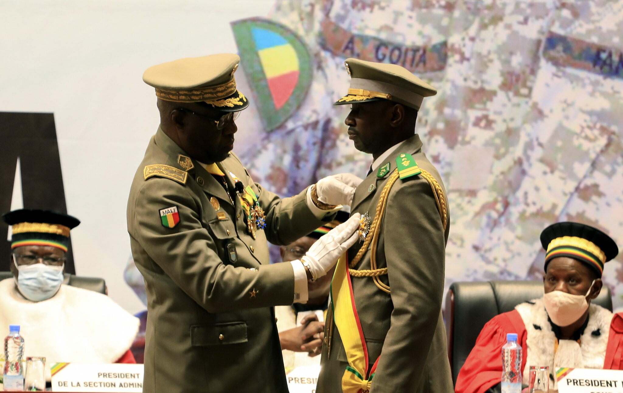 Colonel Assimi Goita został zaprzysiężony na prezydenta Mali. fot. EPA/HADAMA DIAKITE 
