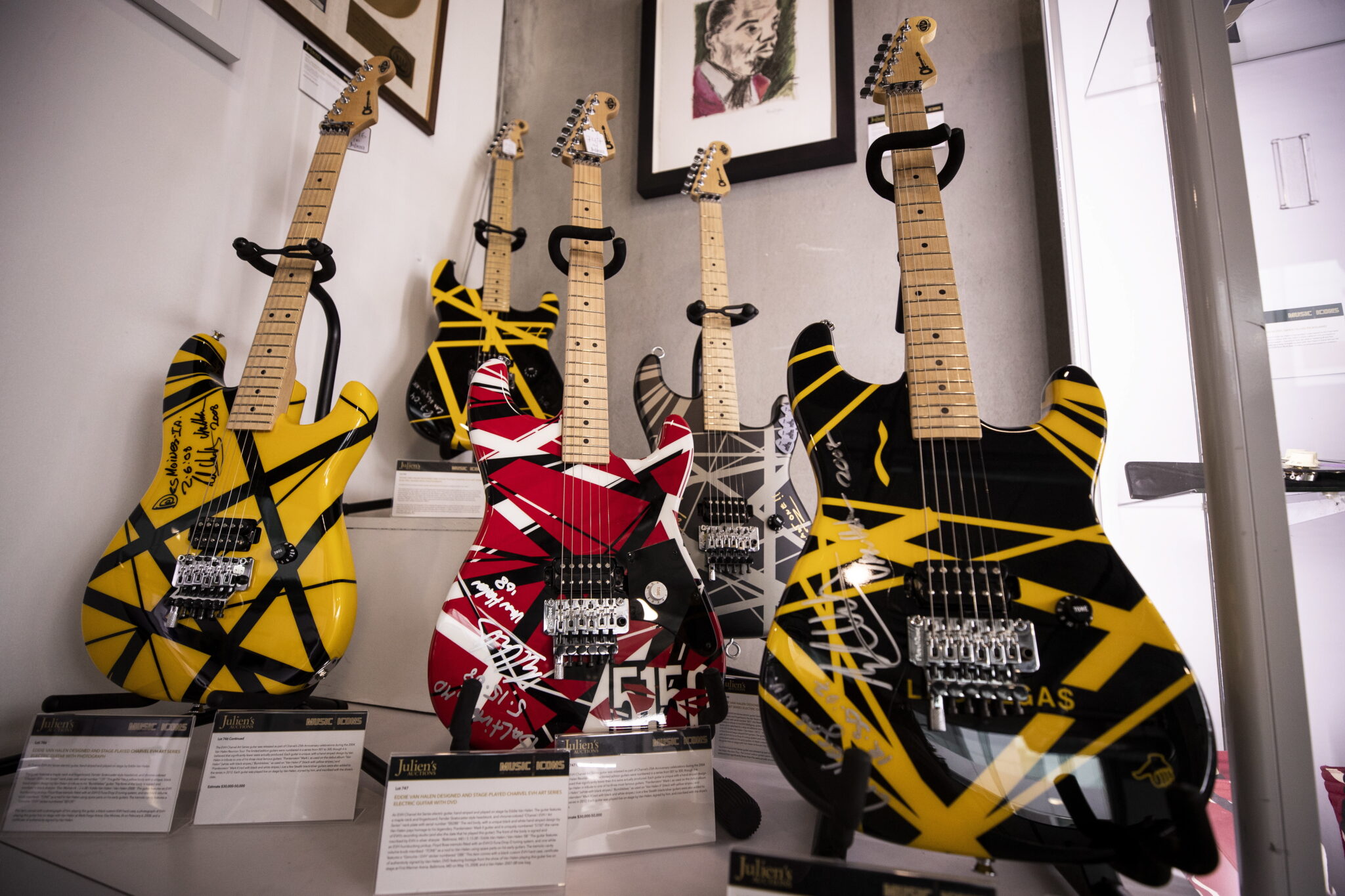 USA: 5 gitar legendarnego wirtuoza Eddiego Van Halena wystawiono na sprzedaż w domu aukcyjnym Jullien, w Kalifornii. fot. 
EPA/ETIENNE LAURENT 
