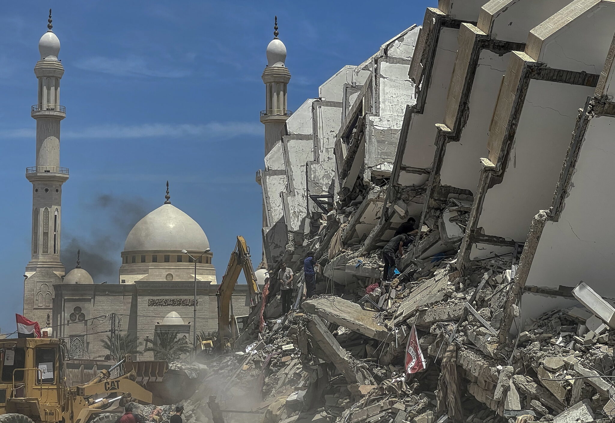 zniszczona Gaza podnoszona z ruiny. fot.  EPA/MOHAMMED SABER
