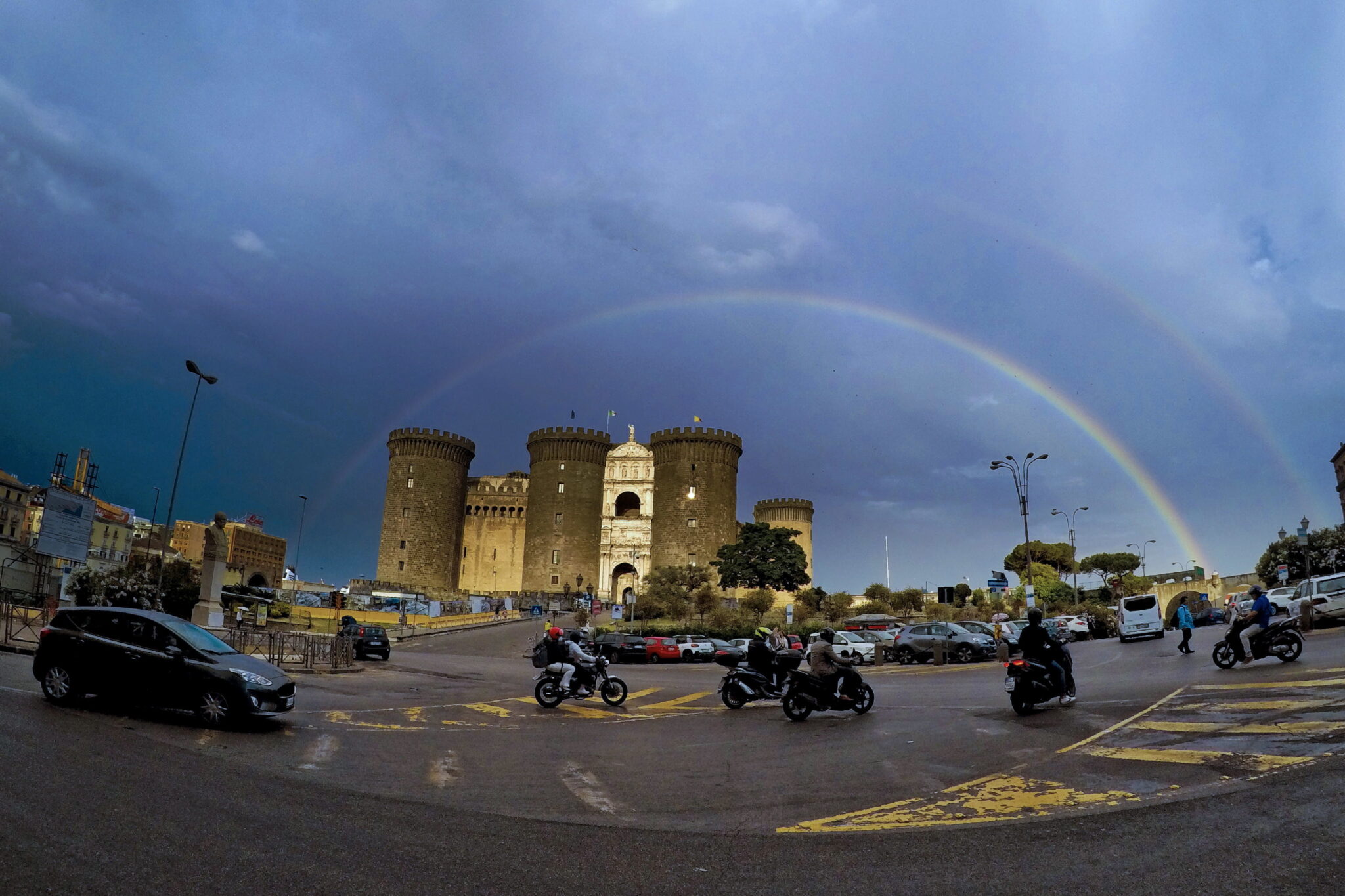 Włochy, neapol po burzy. fot. EPA/CIRO FUSCO 