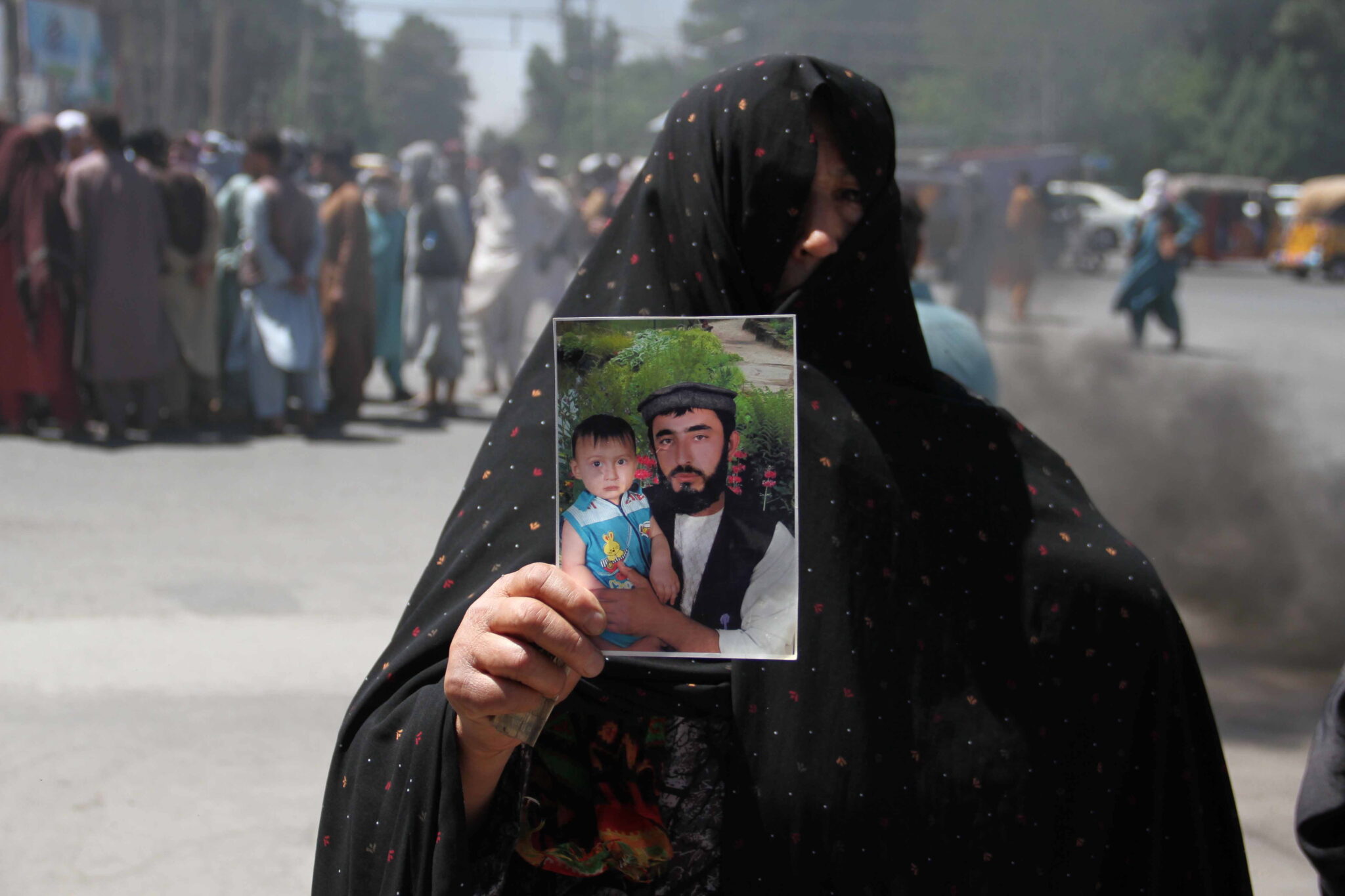 Afganistan: manifestacja rodzin żołnierzy. fot. EPA/JALIL REZAYEE 