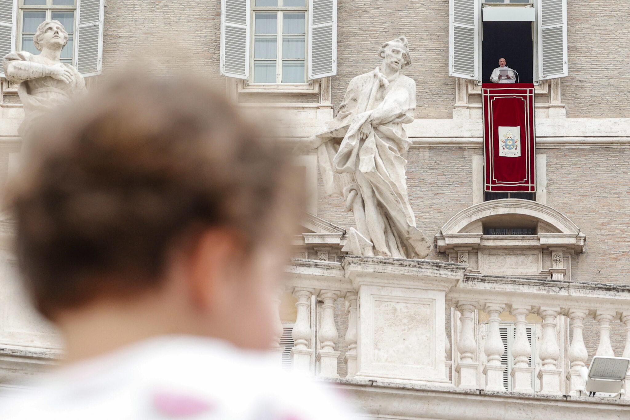 aNIOŁ pAŃSKI Z PAPIEŻEM Franciszkiem. fot.  EPA/GIUSEPPE LAMI 
