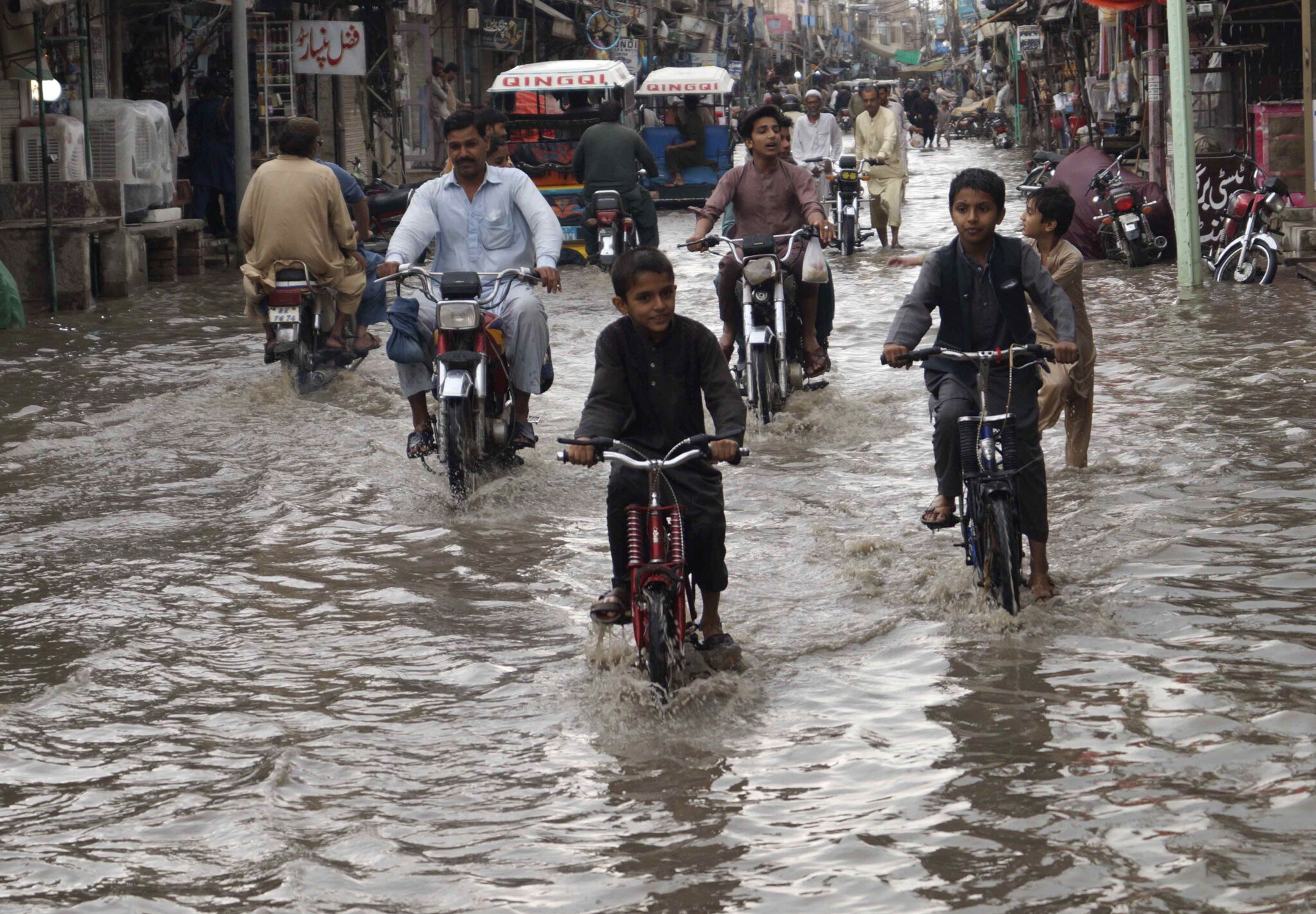 Deszcze w Pakistanie, fot. EPA/SAOOD REHMAN