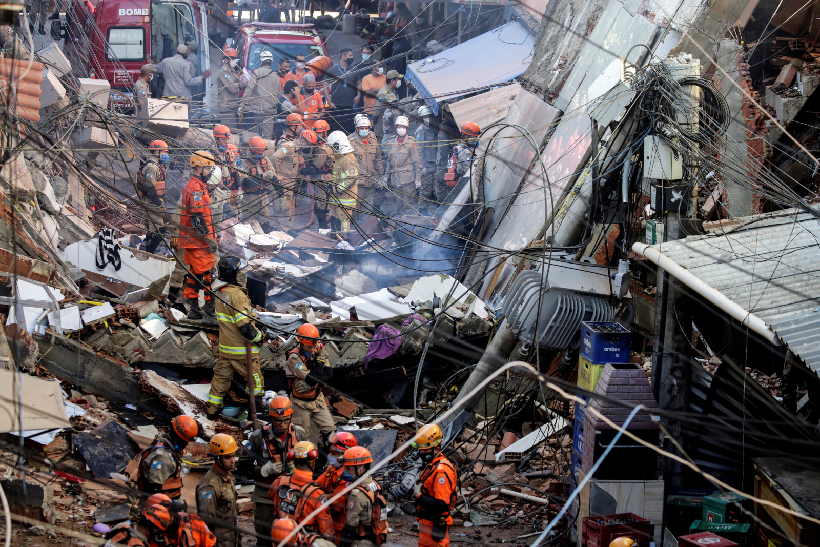 Zawalenie budynku w Rio de Janeiro, Brazylia  EPA/ANTONIO LACERDA 