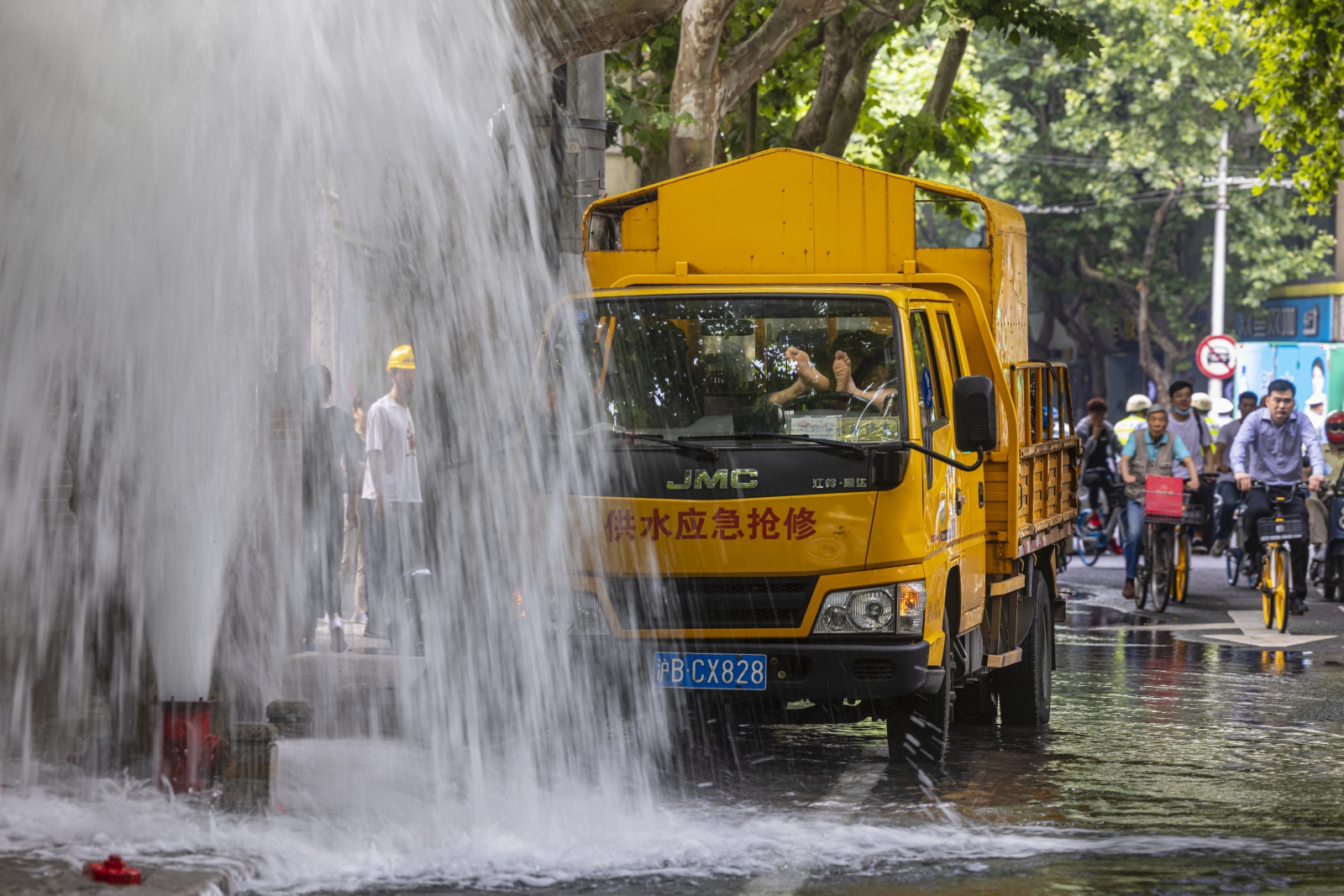 Chiny. Robotnicy naprawiający zepsuty hydrant EPA/Alex Plavevski 