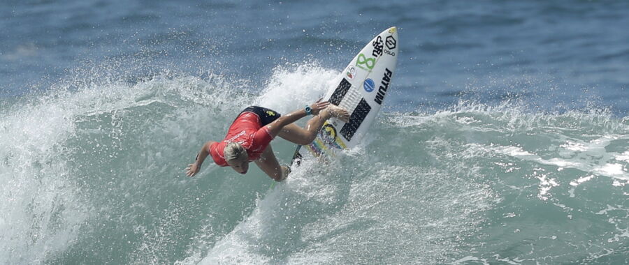 Surferzy w Salvadorze fot. EPA/Rodrigo Sura