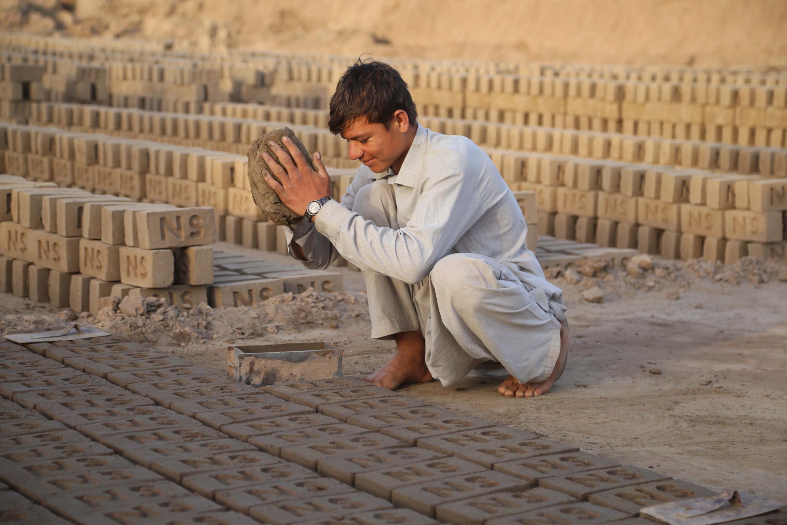Dzieci pracujące w Pakistanie, fot. EPA/GHULAMULLAH HABIBI 
