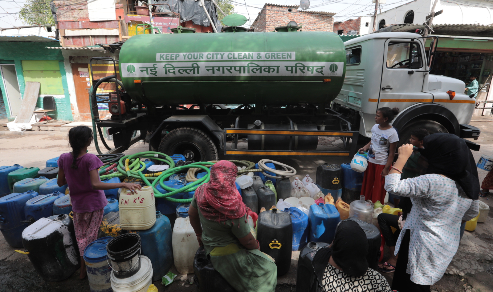 Rozdawanie wody w Indiach Fot. PAP/EPA/RAJAT GUPTA