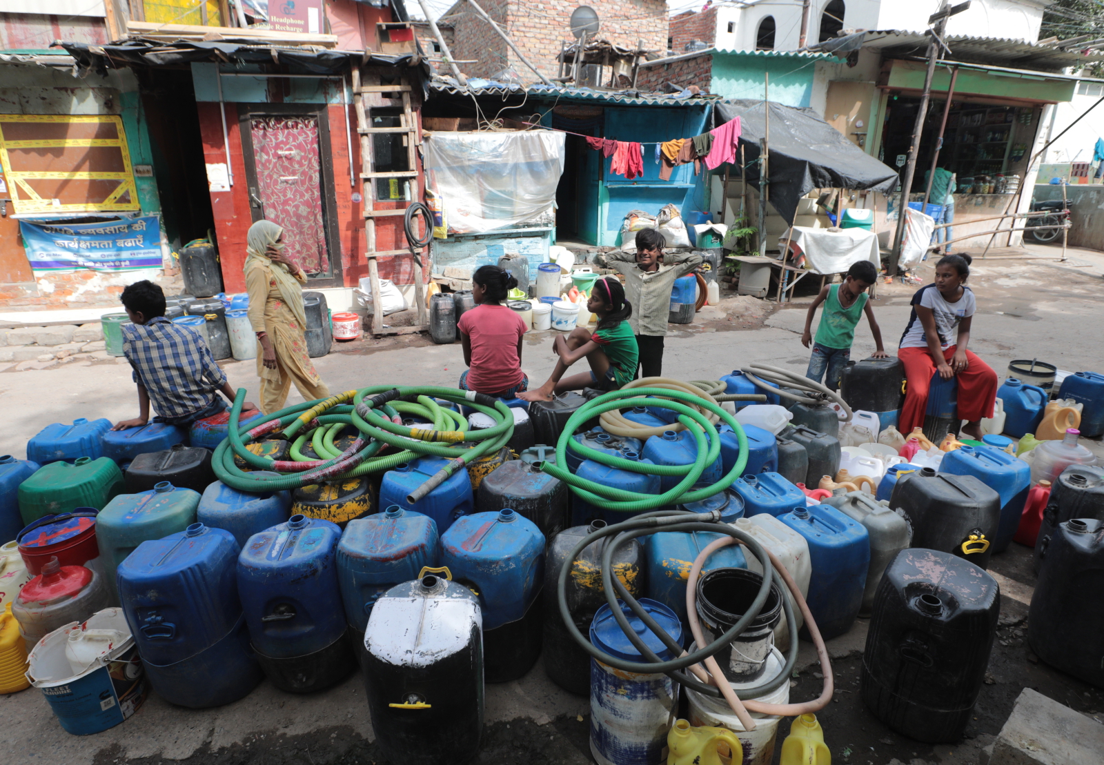 Rozdawanie wody w Indiach Fot. PAP/EPA/RAJAT GUPTA