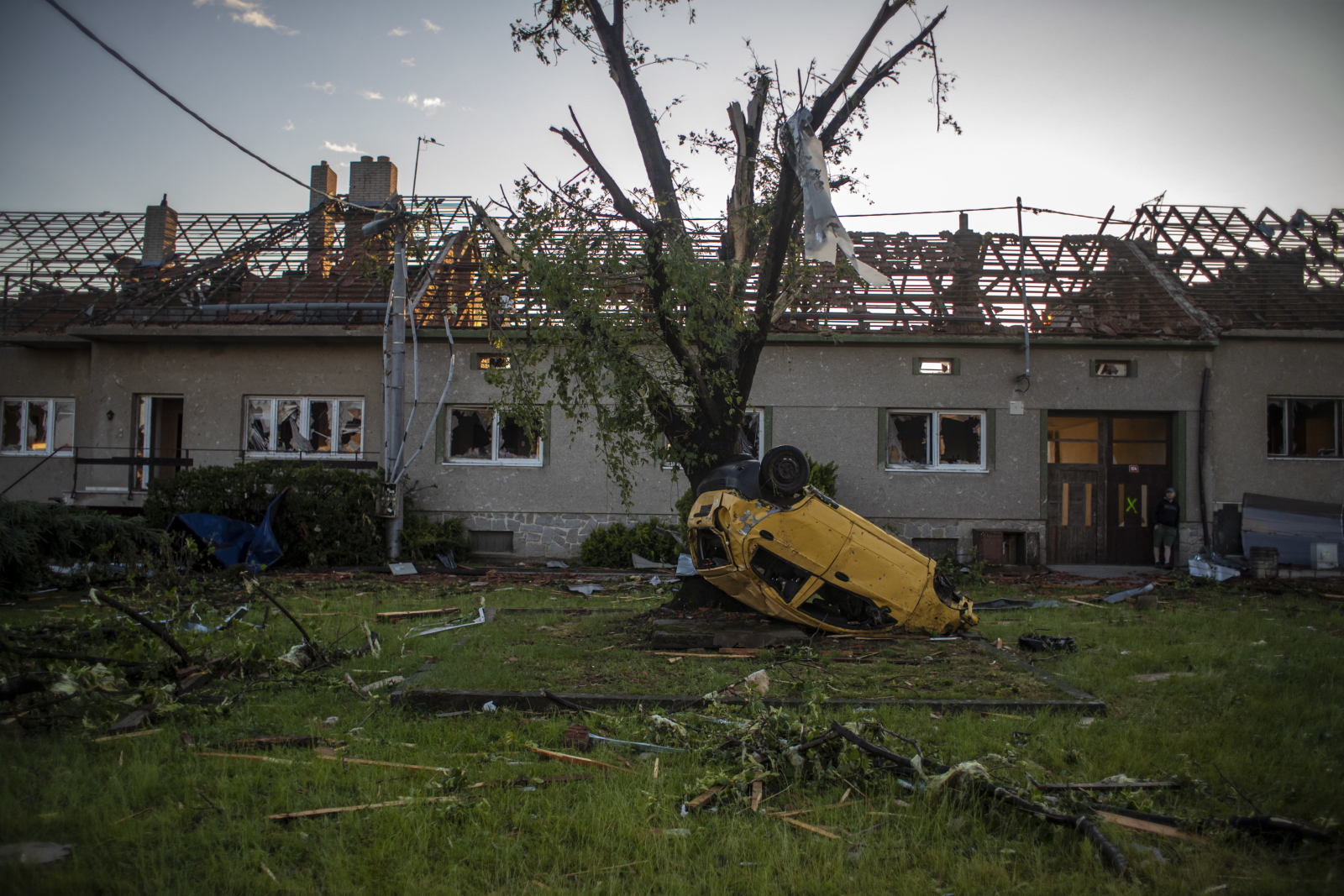Czechy, zniszczenia po tornado  EPA/MARTIN DIVISEK 
Dostawca: PAP/EPA.