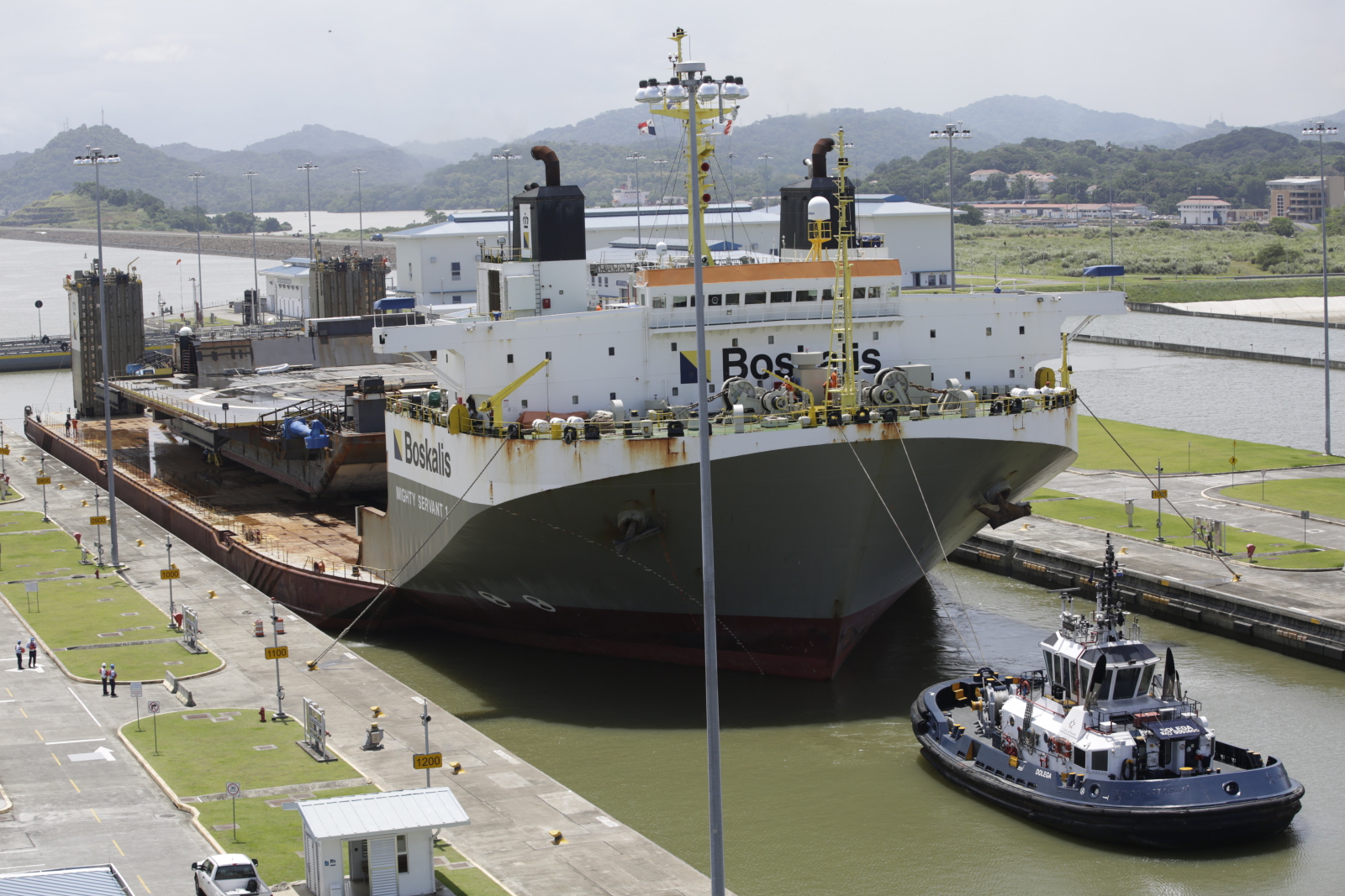 Platforma stworzona przez Elana Muska przekracza Kanał Panamski  EPA/Bienvenido Velasco 
