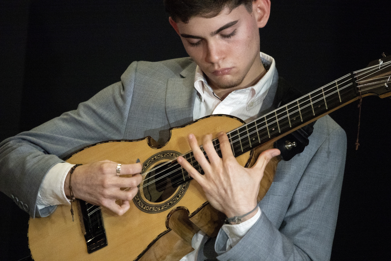 Xavier Cintron podczas festiwalu stypendystów GRAMMY fot. USA, 13 July 2021. The Latin GRAMMY Cultural Foundation awarded the Juanes Scholarship to 18-year-old Puerto Rican cuatro student Xavier Cintron during a special presentation with the artist in Miami.  EPA/CRISTOBAL HERRERA-ULASHKEVICH  Dostawca: PAP/EPA.