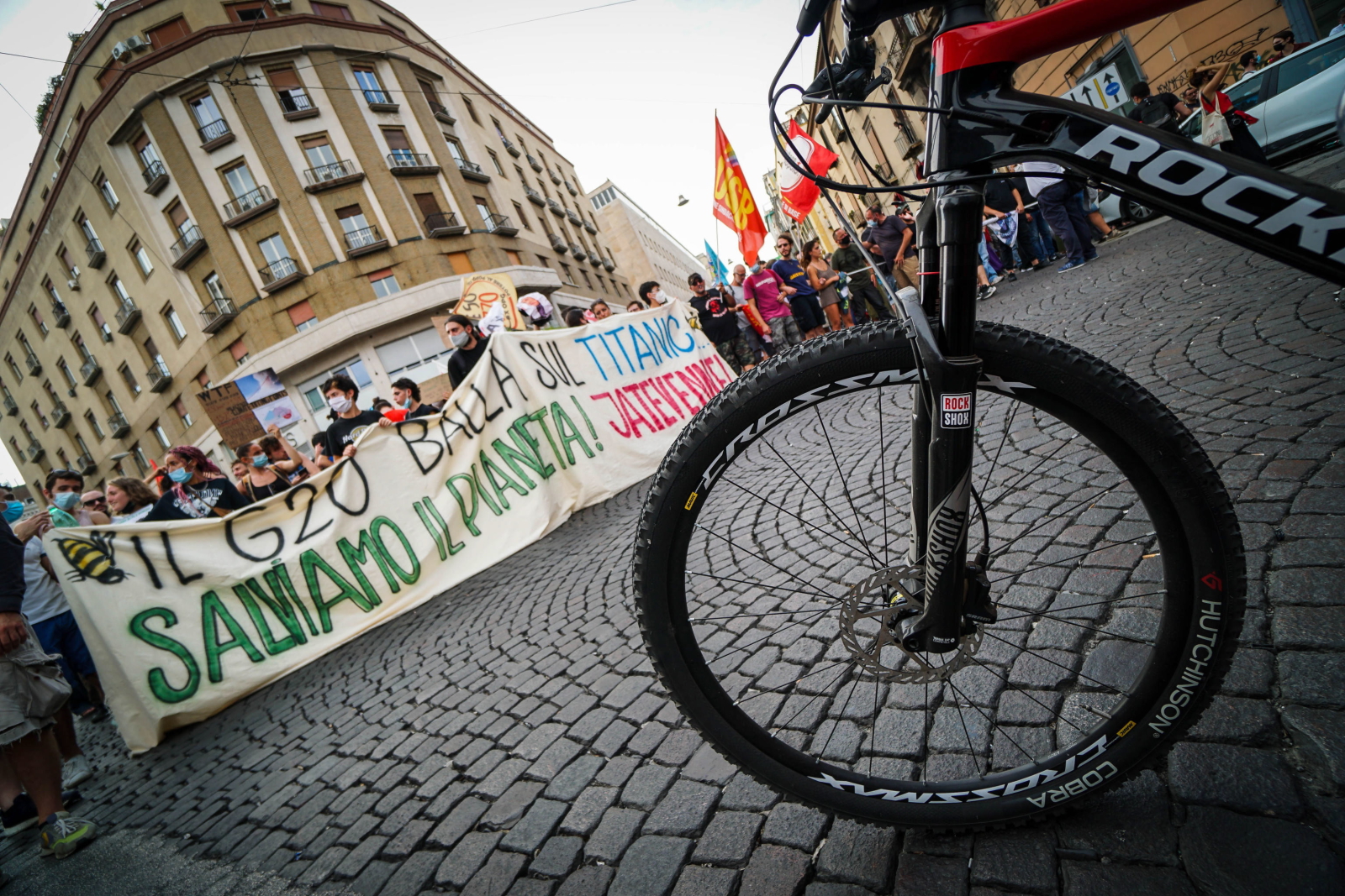 Protesty w Neapolu fot. EPA/CESARE ABBATE 