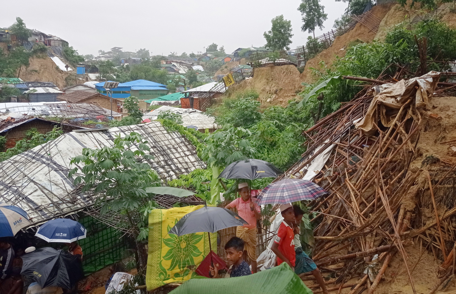 Osunięcie ziemi w obozie dla uchodźców w Bangladeszu fot. EPA/TANBIRUL MIRAJ RIPON 