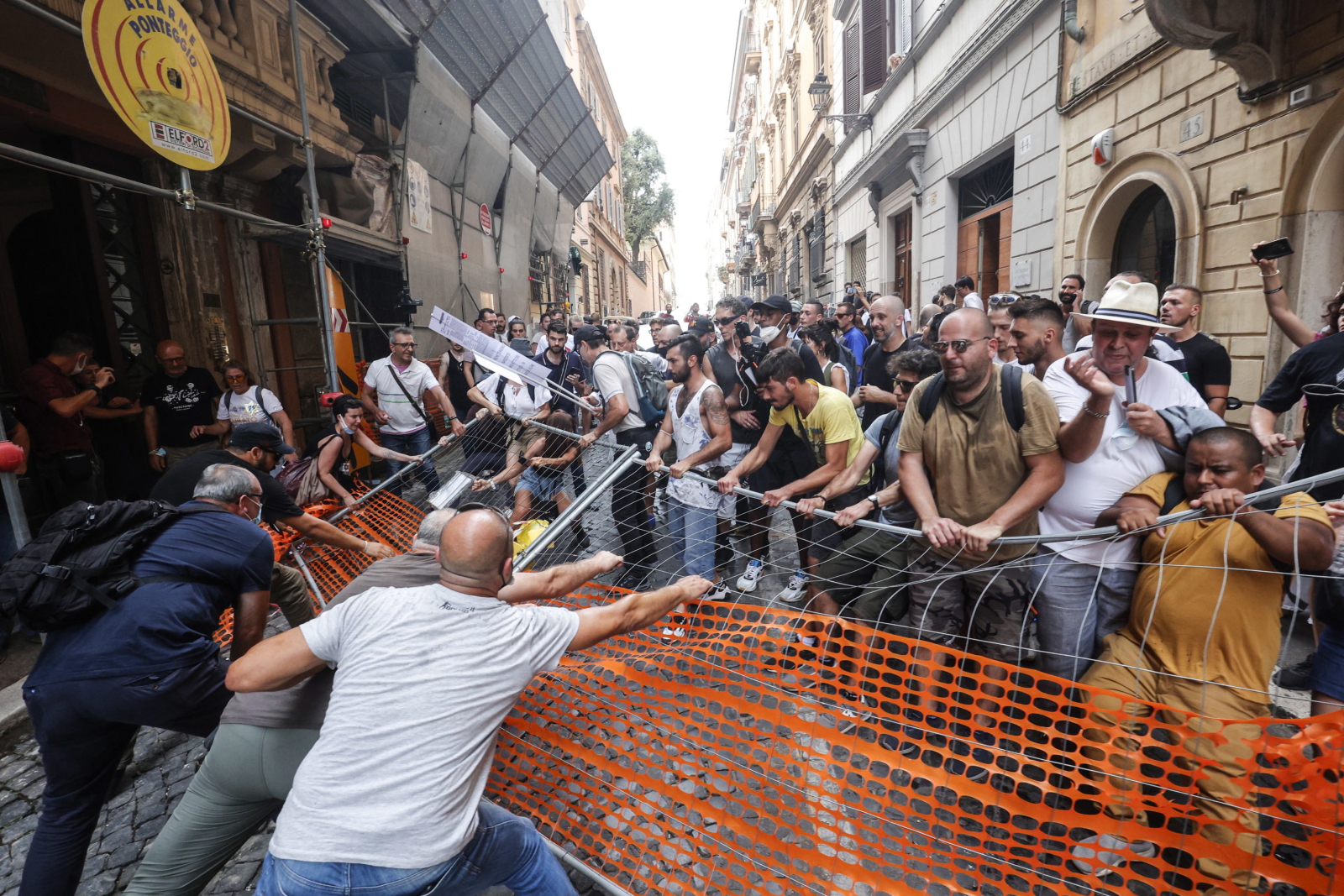 Protesty przeciwko obostrzeniom covidowym we Włoszech fot. EPA/GIUSEPPE LAMI 