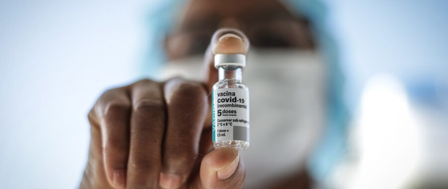 Masowe szczepinia przeciwko COVID-19 w Brazylii fot. EPA/Andre Coelho