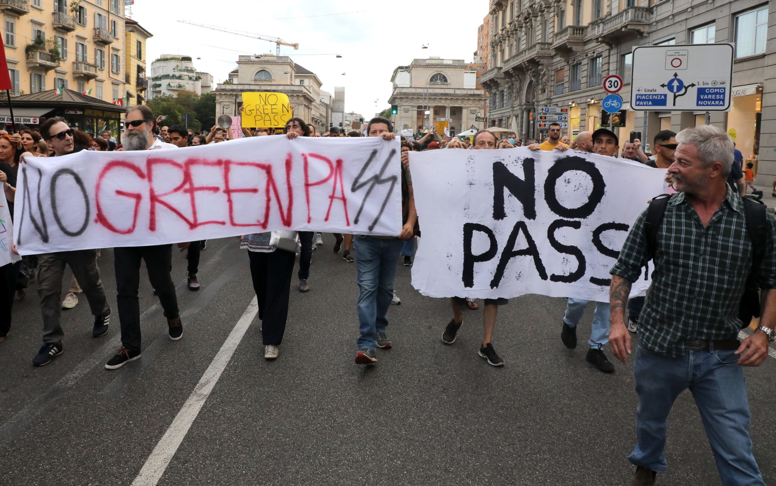 Włochy: Protesty przeciwko przepustkom covidowym w restauracjach fot. EPA/MATTEO BAZZI 