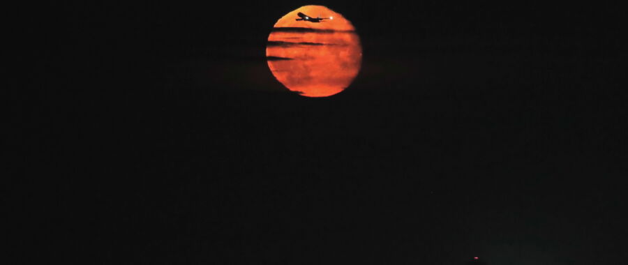 fot. Księżyc nad Moskwą EPA/MAXIM SHIPENKOV