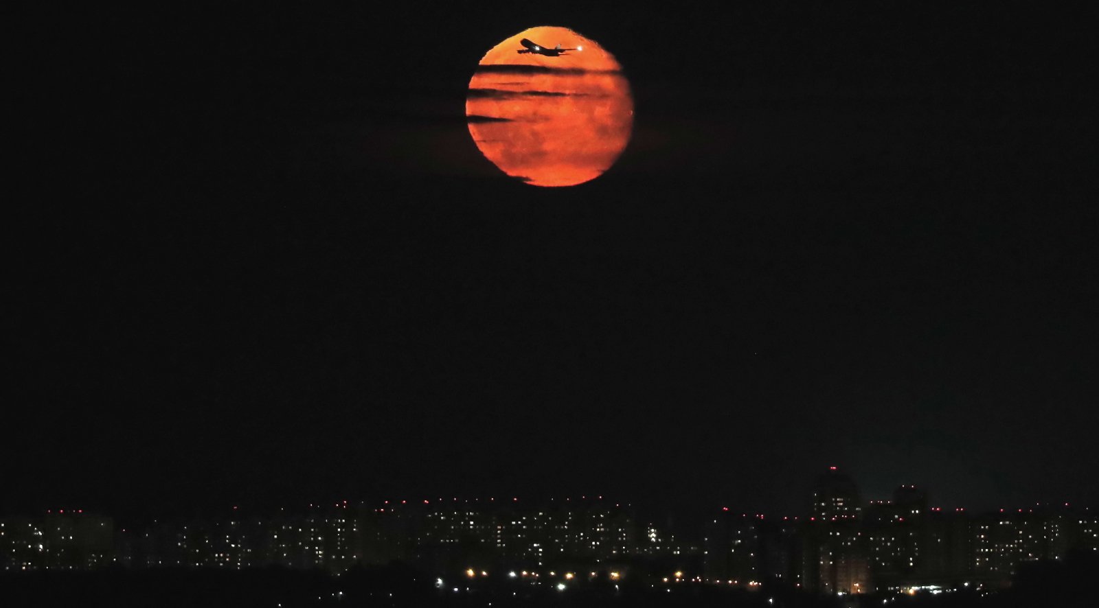 fot. Księżyc nad Moskwą EPA/MAXIM SHIPENKOV 