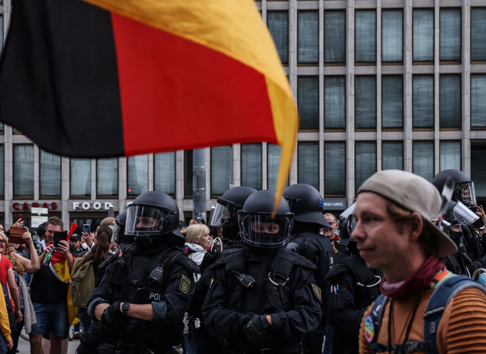 Berlin: manifestacja przeciwko obostrżeniom COVIDowym  EPA/FILIP SINGER