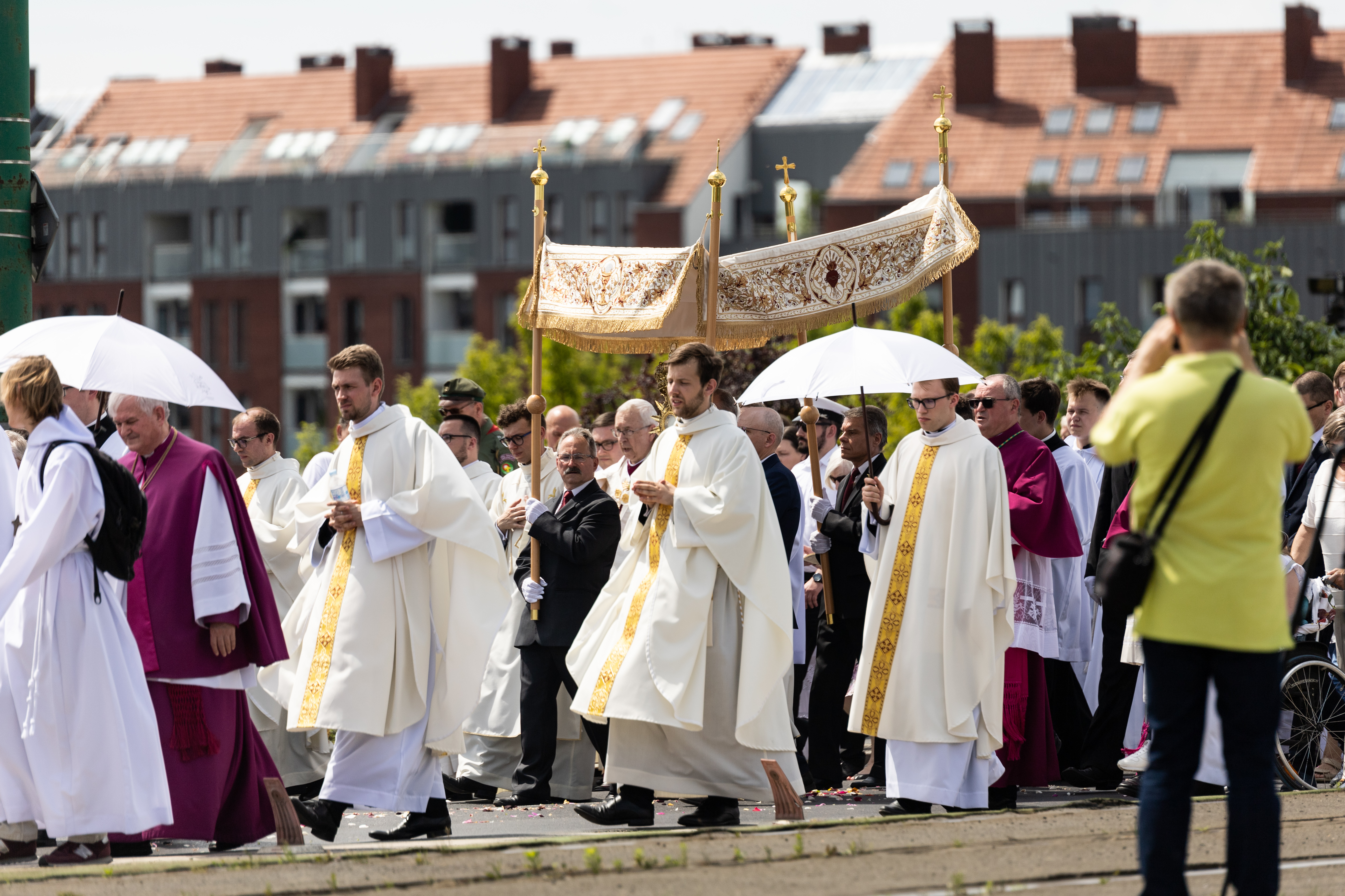 Poruszanie się procesji w drezynie czy kabriolecie to duże nadużycie liturgiczne [ROZMOWA]