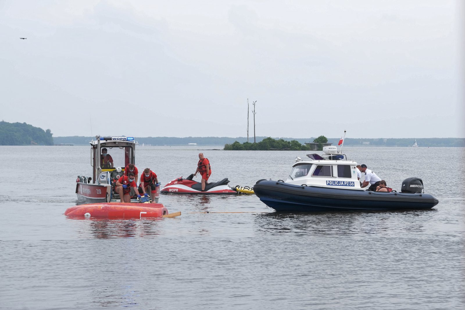 Awionetka zatonęła w Jeziorze Międzybrodzkim. Pilotowi nic się nie stało