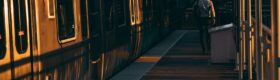 train pociąg peron noc stacja metro
