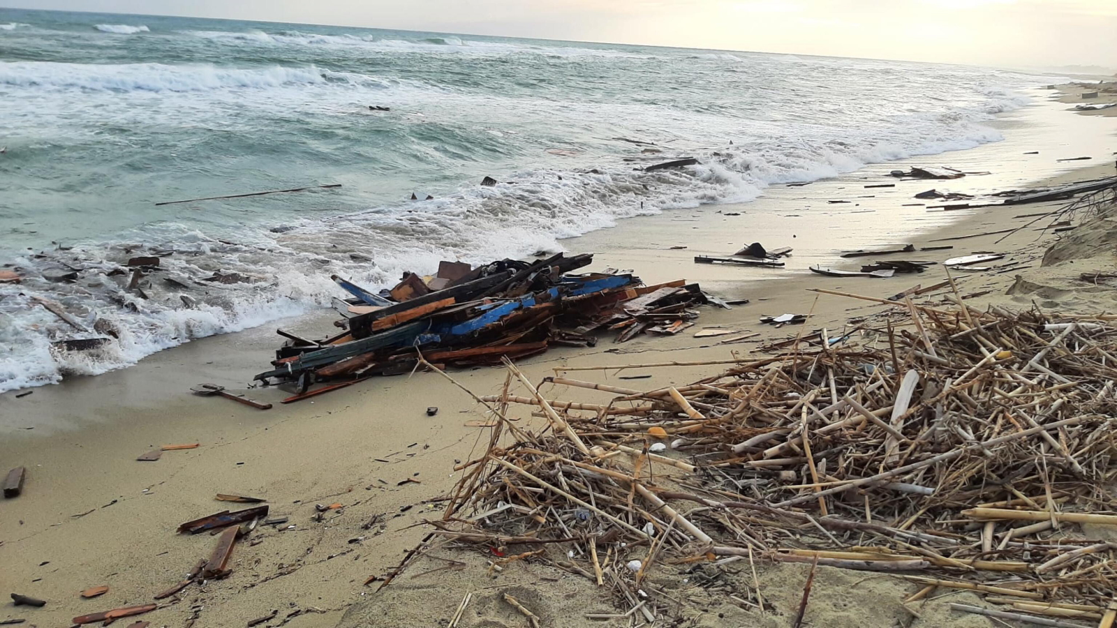 58 victimes de la catastrophe sur le bateau avec des migrants au large de la Calabre