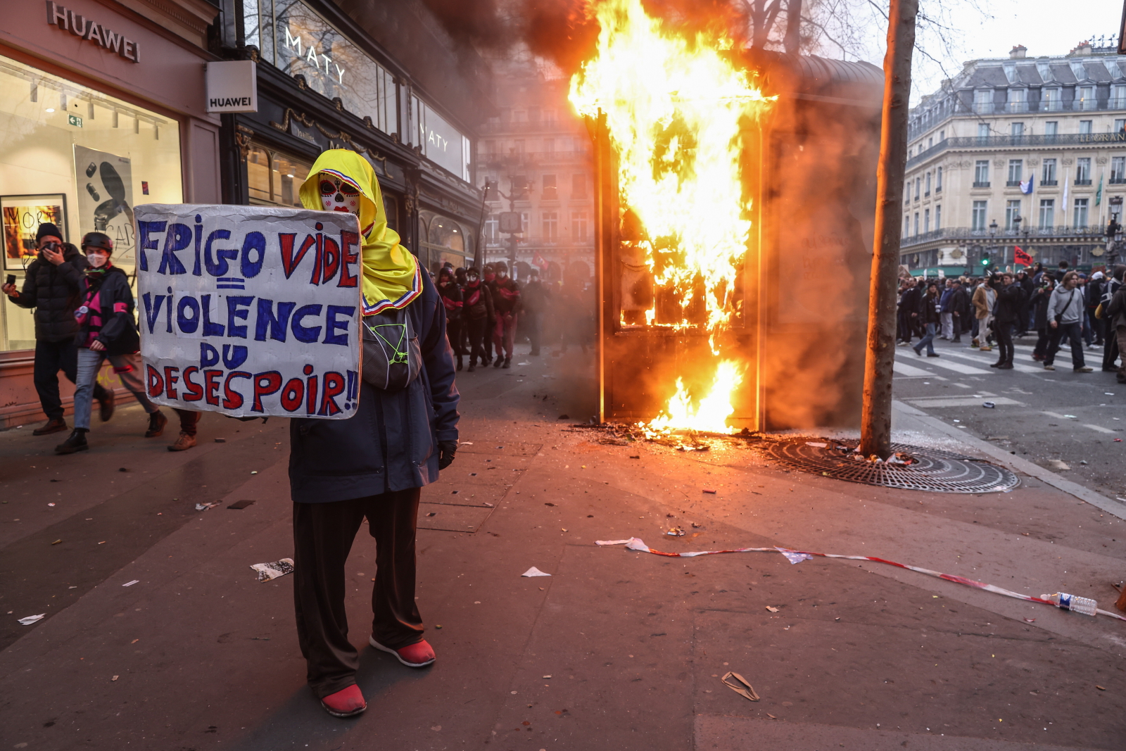 nombre record de manifestants à Paris.  Il y a de violents affrontements avec la police
