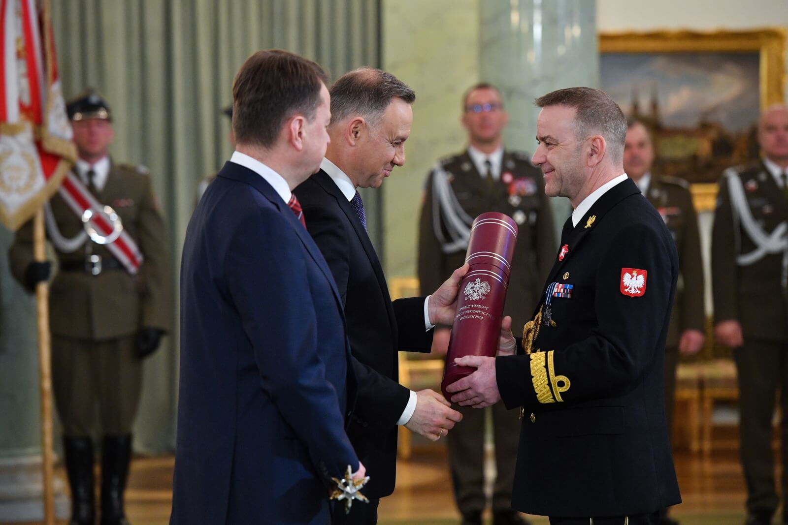 Prezydent wręczył nominacje generalskie oraz admiralską ośmiu oficerom Wojska Polskiego [+GALERIA]