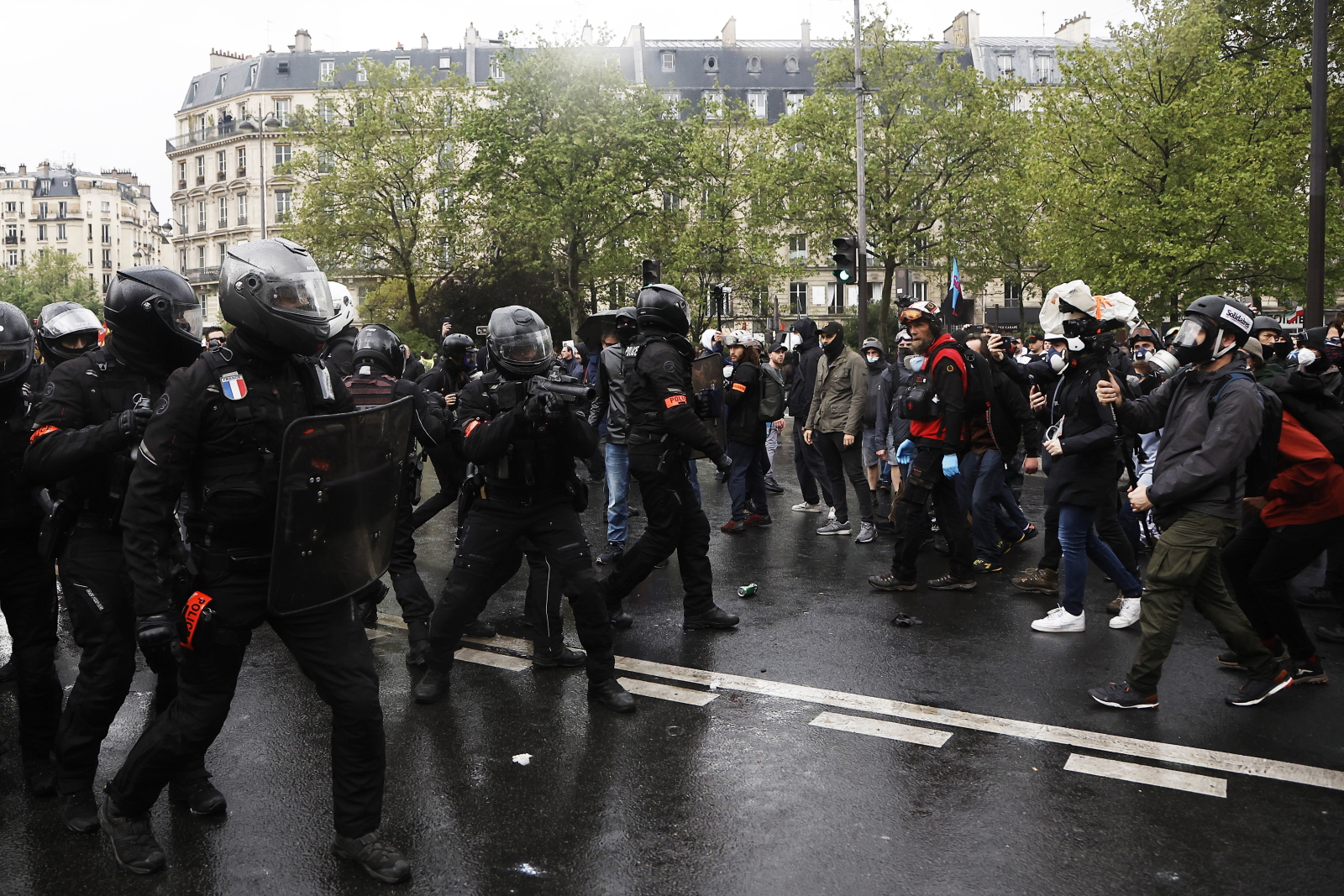 Les syndicalistes disent jusqu’à 2,3 millions de manifestants en France ;  le policier a allumé un cocktail Molotov